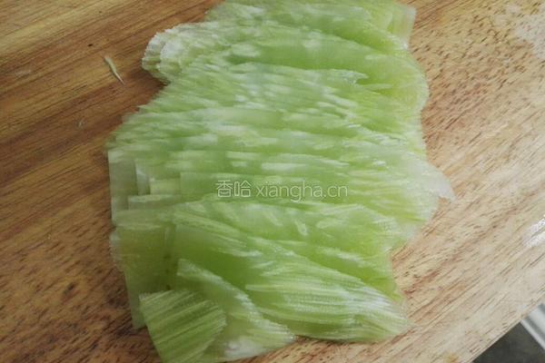 爽口莴笋丝的做法图解2
