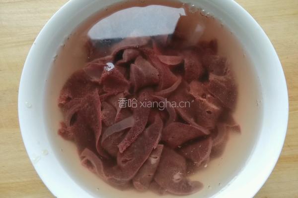 泡椒猪肝的做法图解1