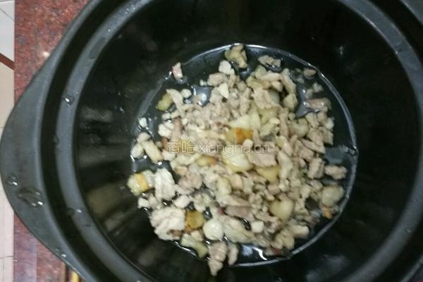 肉末咸鱼茄子煲的做法图解5