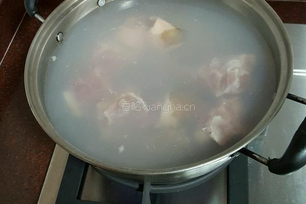 黑豆煲猪尾巴的做法图解3