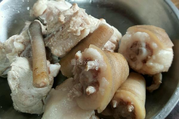黑豆煲猪尾巴的做法图解5
