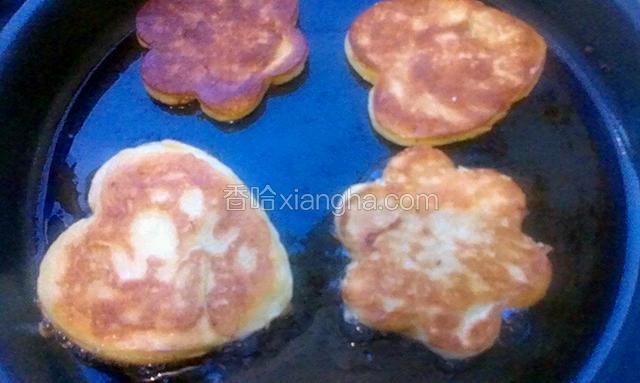 提前在模具周围抹上油，这样好脱模，脱模反面，煎的两面金黄出锅