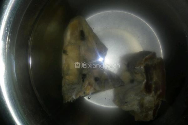 腊肉炒胡萝卜的做法图解1