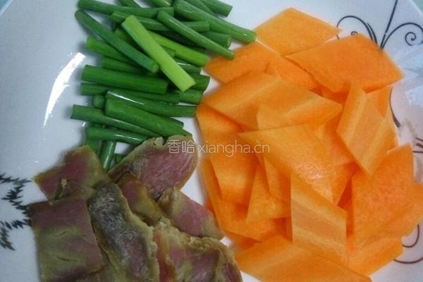 腊肉炒胡萝卜的做法图解3