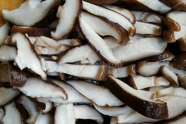 香菇～胡萝卜馅饺子～的做法图解1