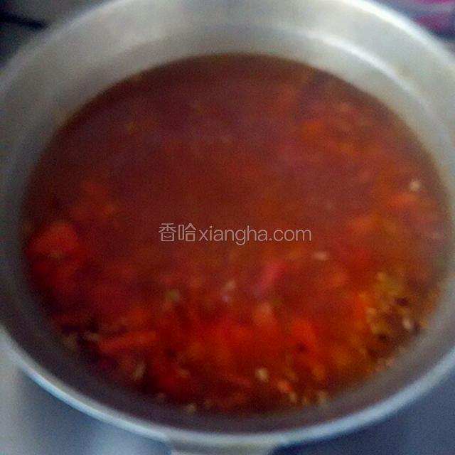加入适量水或者高汤，加盐，花椒粉，胡椒粉调味。