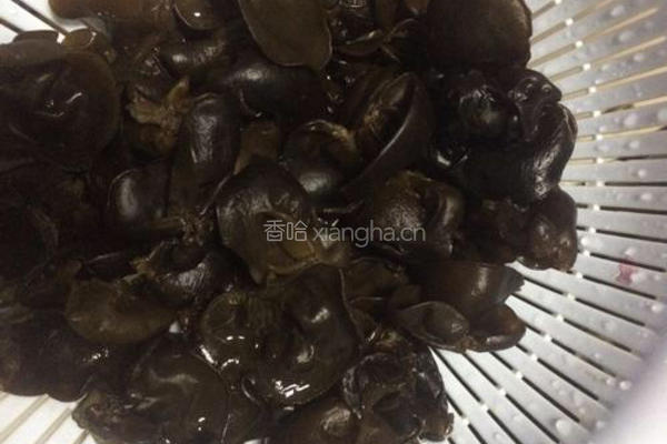 木耳炒白菜的做法图解6