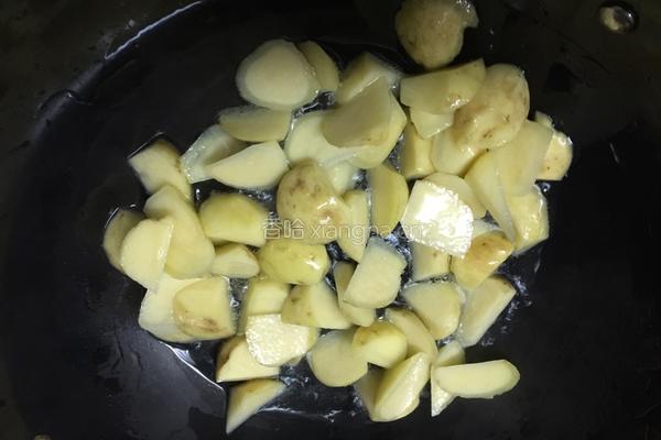蒜泥酱香小土豆的做法图解4