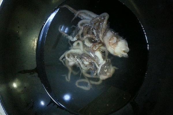 老干妈辣炒鱿鱼须的做法图解1