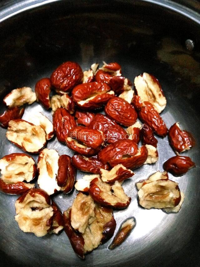 红枣用刀切4下，或者拿牙签从中间割条裂，撕开两半