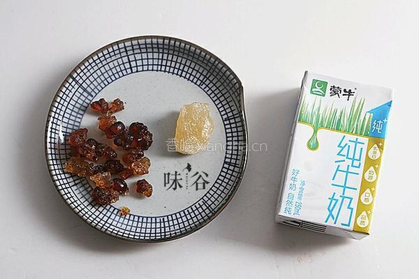 牛奶炖桃胶的做法图解1