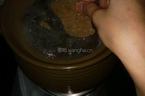 雪燕桃胶皂角羹的做法图解2