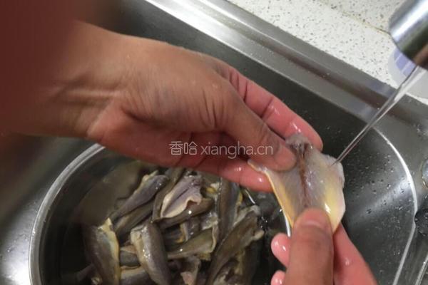 炸黄花鱼的做法图解4