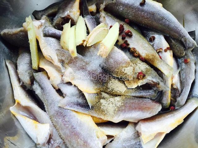 沥干水分，放入盐 料酒 胡椒粉 姜丝 拌匀后腌着30分钟