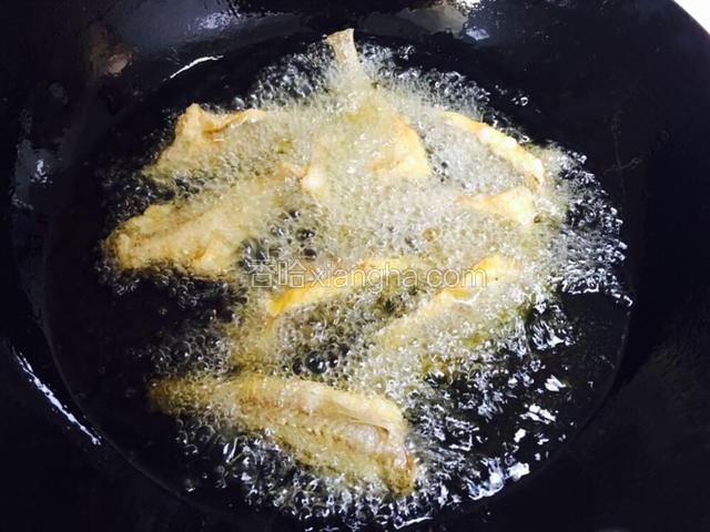 锅内倒入适量的油，烧至6-7成热（滴入几滴淀粉蛋清糊糊起泡就行）逐一放入黄花鱼进行炸制 注意用筷子翻动
