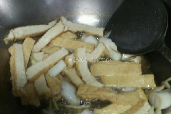 田螺鸭脚煲的做法图解3