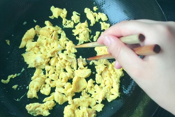 腊肠鸡蛋炒饭的做法图解1