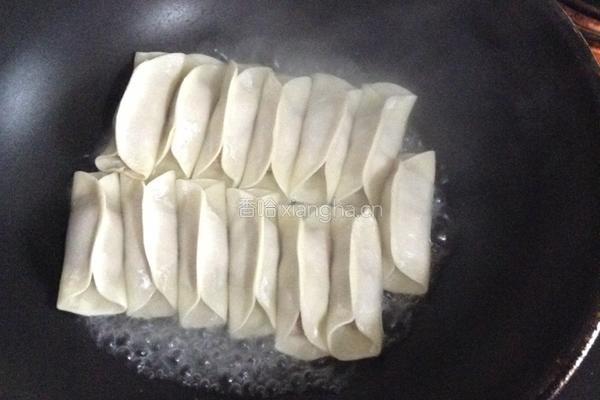 脆香锅贴的做法图解7