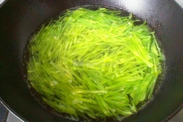 凉拌莴笋丝的做法图解2