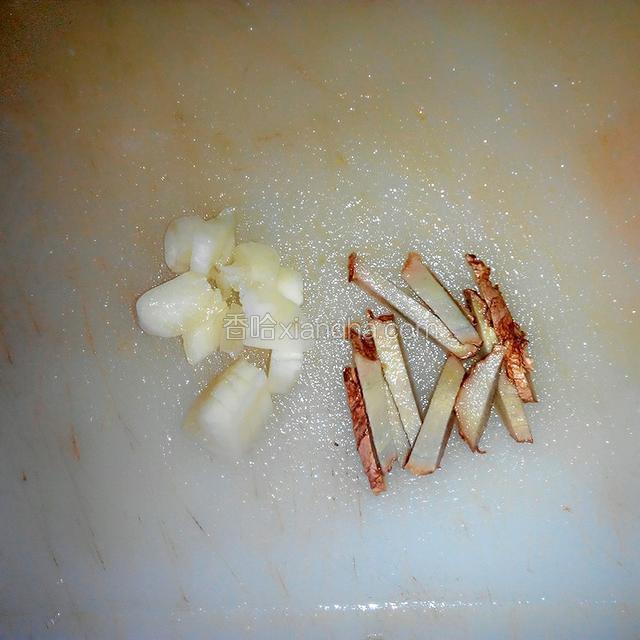 将姜切条，蒜切片