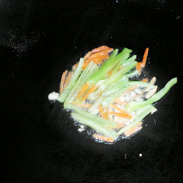 然后放入青椒和胡萝卜，煸炒柔软
