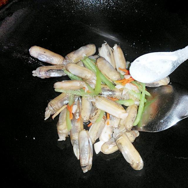 翻炒几下后加入一些糖