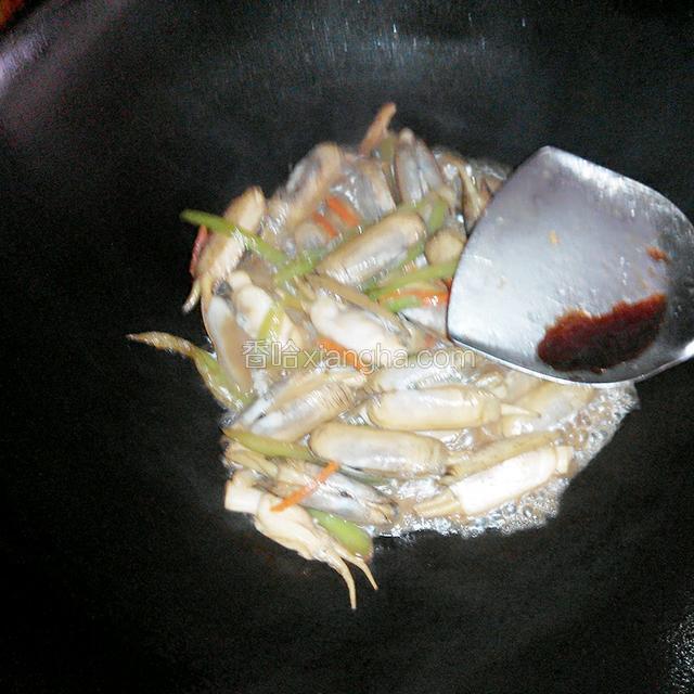 然后放入一些醋