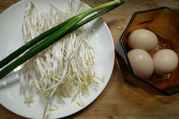 鸡蛋银芽炒河粉的做法图解1