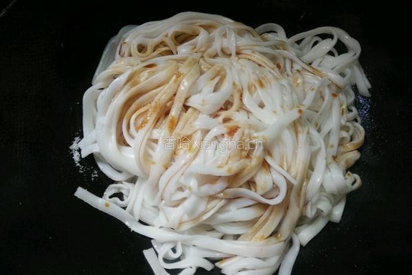 鸡蛋银芽炒河粉的做法图解5