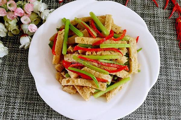 芹菜炒面筋的做法图解10