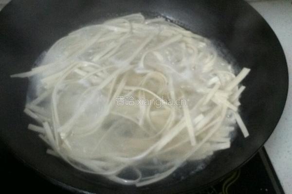 双椒鸡蛋炒面的做法图解2