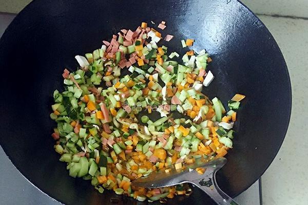 彩蔬炒饭的做法图解3