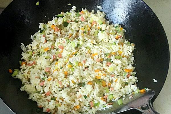 彩蔬炒饭的做法图解5