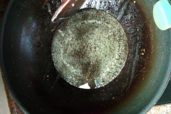 胡萝卜青瓜炒鱼饼的做法图解3