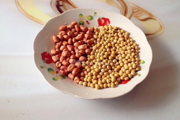 黄豆花生猪脚汤的做法图解2