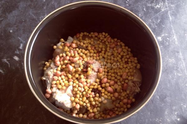 黄豆花生猪脚汤的做法图解5
