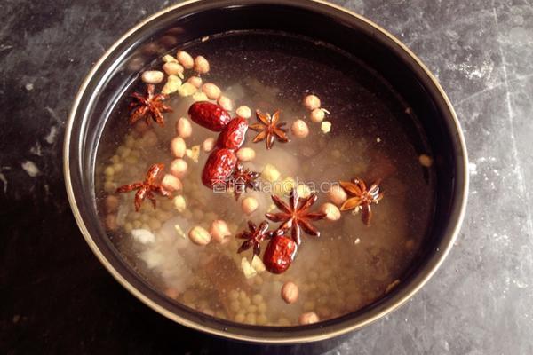 黄豆花生猪脚汤的做法图解6