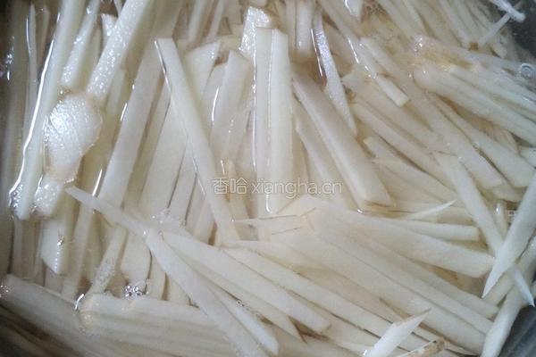 番茄炒土豆的做法图解1