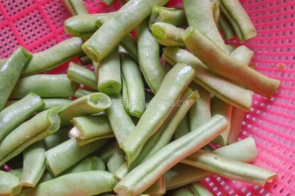 梅干菜干煸豆角的做法图解1