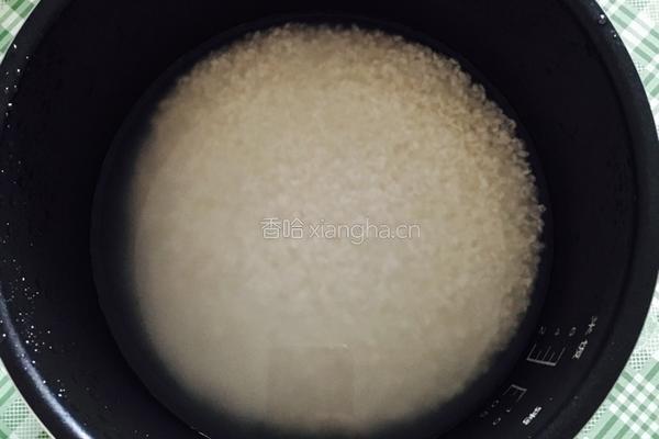 腊肠土豆焖饭的做法图解1