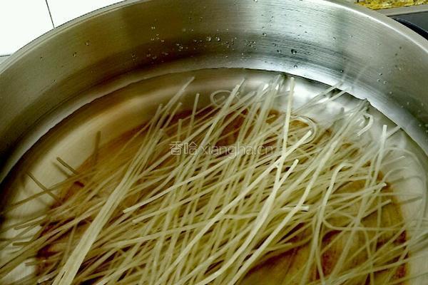 酸菜炒粉条的做法图解1