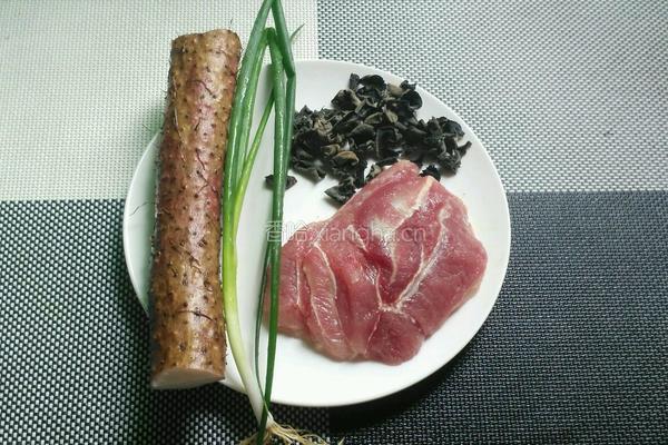 山药木耳炒肉的做法图解1