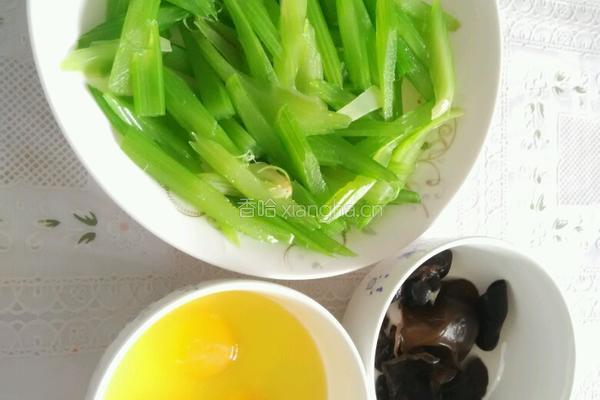 芹菜炒鸡蛋的做法图解3