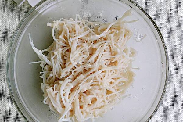 凉拌黄瓜金针菇的做法图解4