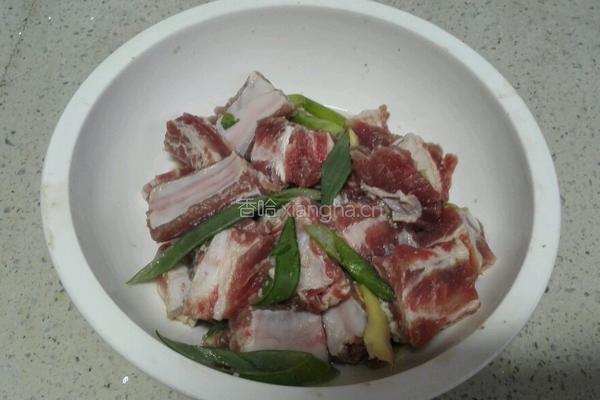 菠萝炒排骨的做法图解1