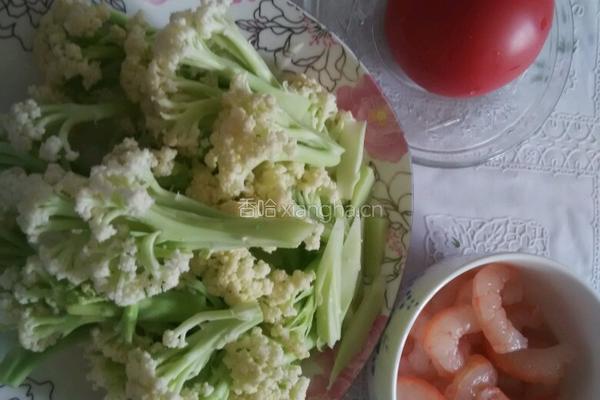 西红柿虾仁炒菜花的做法图解1