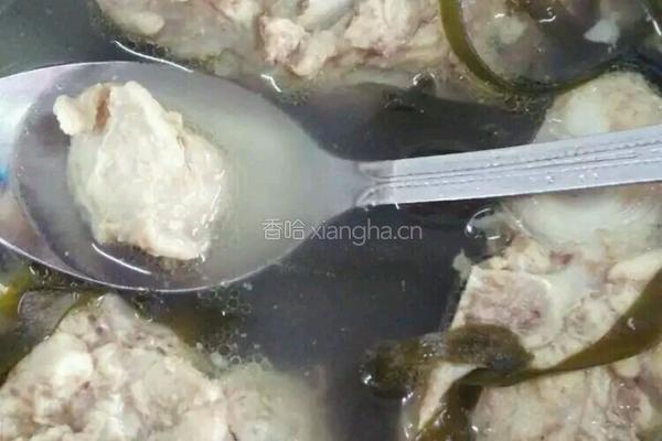 海带排骨汤的做法图解2