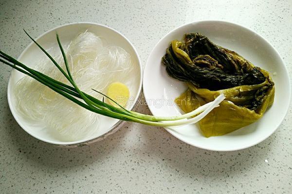 酸菜粉丝汤的做法图解1