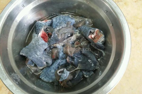 茶树菇炖鸡的做法图解1
