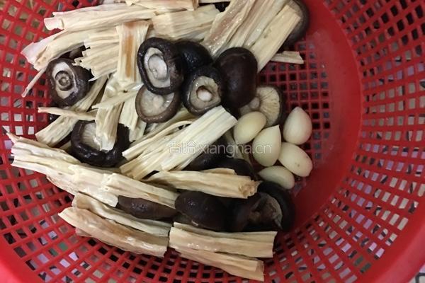 香菇腐竹闷肉的做法图解1